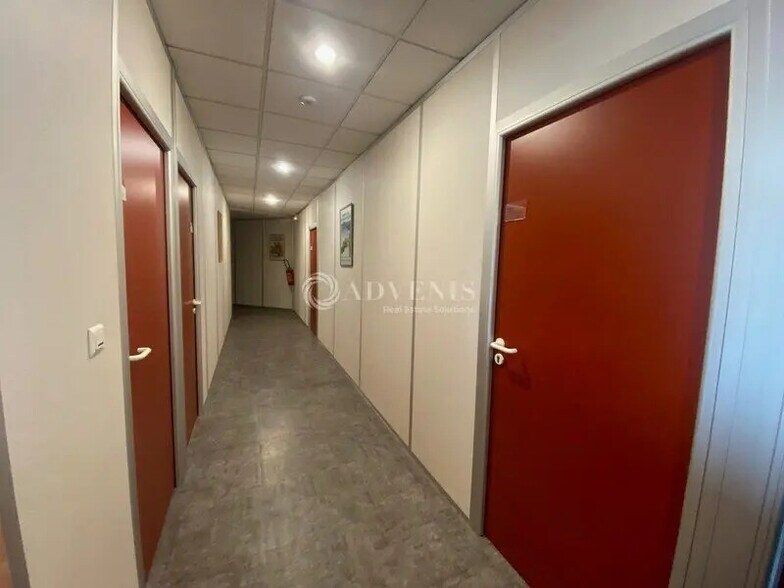 Office in Villejust for lease - Interior Photo - Image 3 of 5