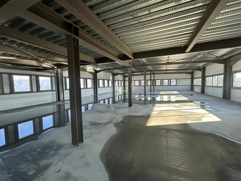 Office in Le Thor for lease - Building Photo - Image 1 of 5