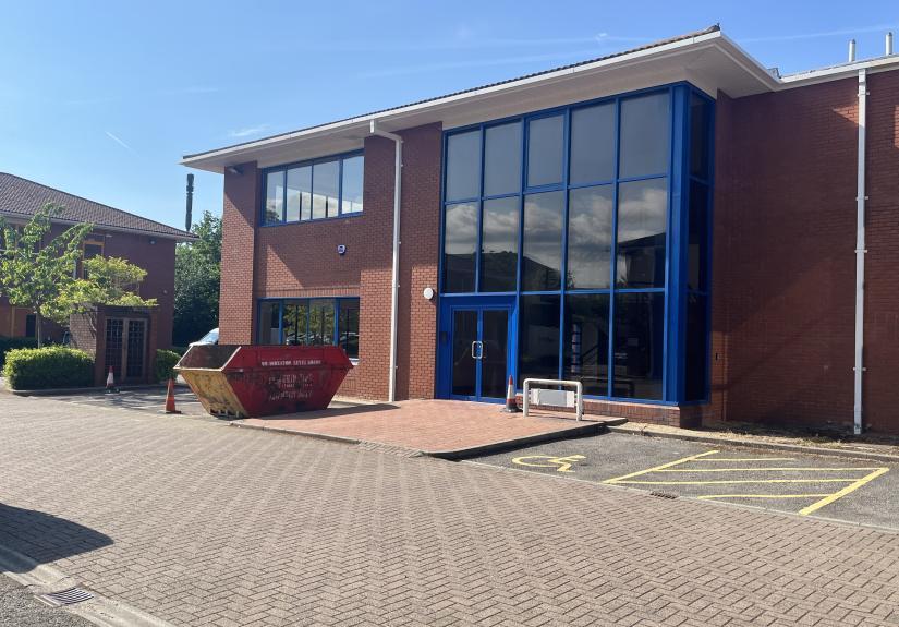 1-2 Fleming Way, Crawley for lease - Building Photo - Image 1 of 3