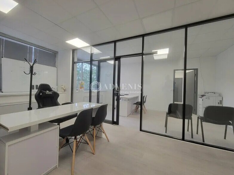 Office in Clichy for lease - Interior Photo - Image 3 of 6
