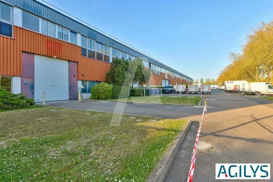 Flex in Trappes for lease - Building Photo - Image 3 of 3
