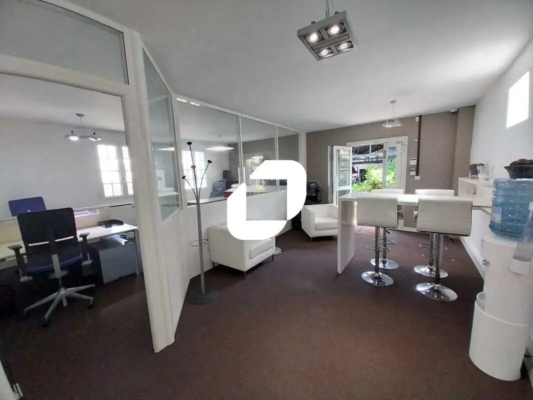 Office in Champagne-sur-Oise for lease Interior Photo- Image 1 of 11
