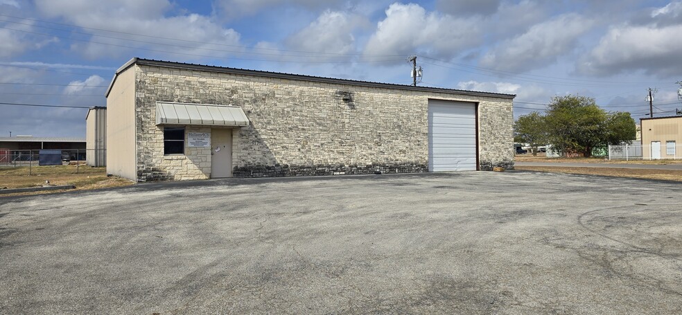 817 Tradesmen's Loop, Hutto, TX for lease - Building Photo - Image 1 of 3