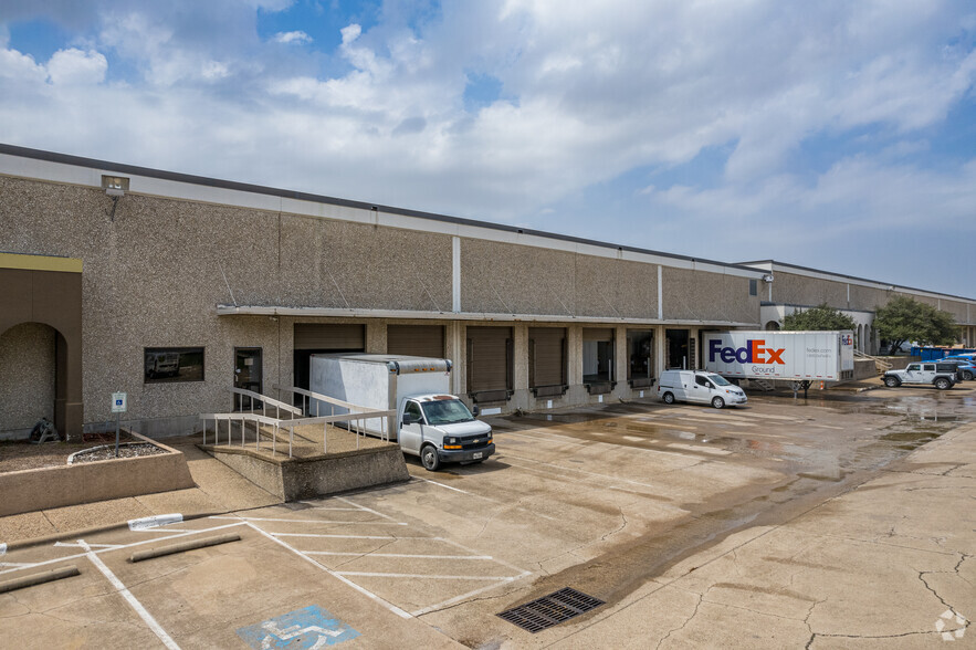 4545 Spring Valley Rd, Farmers Branch, TX for lease - Building Photo - Image 2 of 23