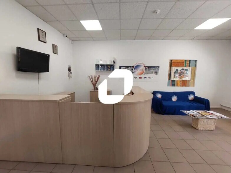 Flex in Trappes for sale - Building Photo - Image 3 of 24