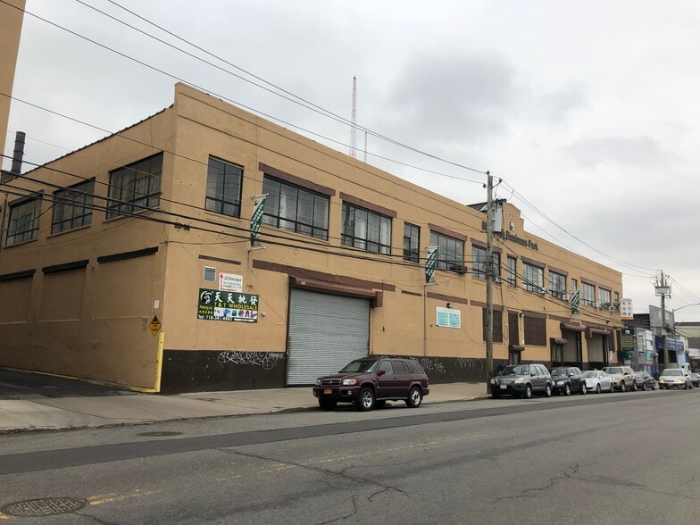 52-08 Grand Ave, Maspeth, NY for lease - Building Photo - Image 2 of 3