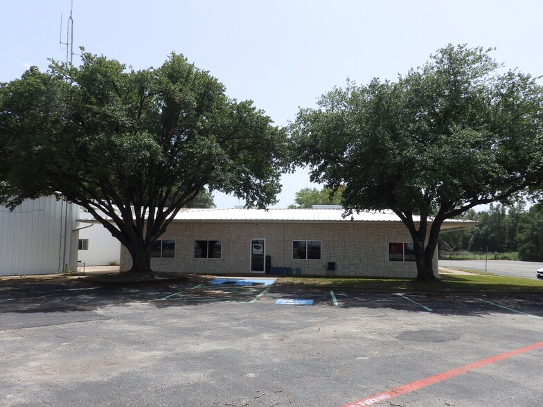 2005 Tile Factory Rd, Palestine, TX for lease - Building Photo - Image 1 of 60