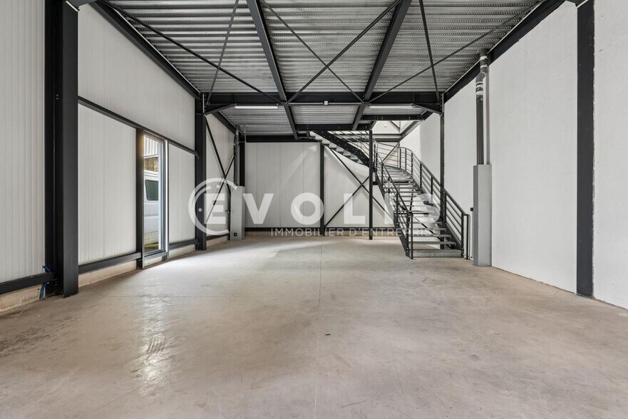 Flex in Bagnolet for lease - Interior Photo - Image 2 of 11