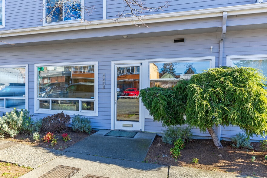 8804 Roosevelt Way NE, Seattle, WA for sale - Building Photo - Image 2 of 16