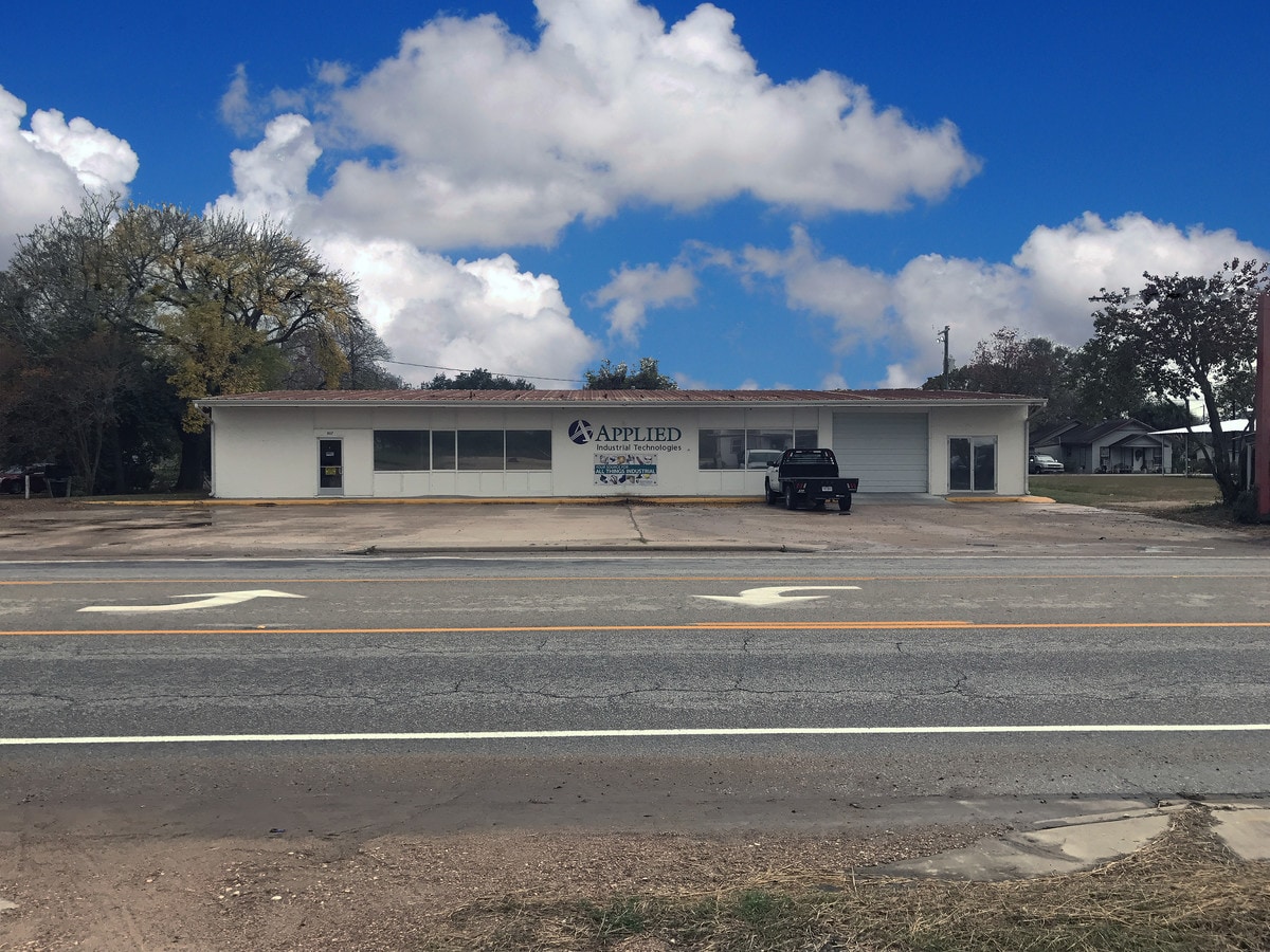 807 E Main St, Eagle Lake, TX 77434