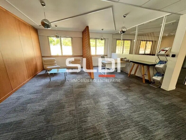 Office in Écully for lease - Interior Photo - Image 2 of 12