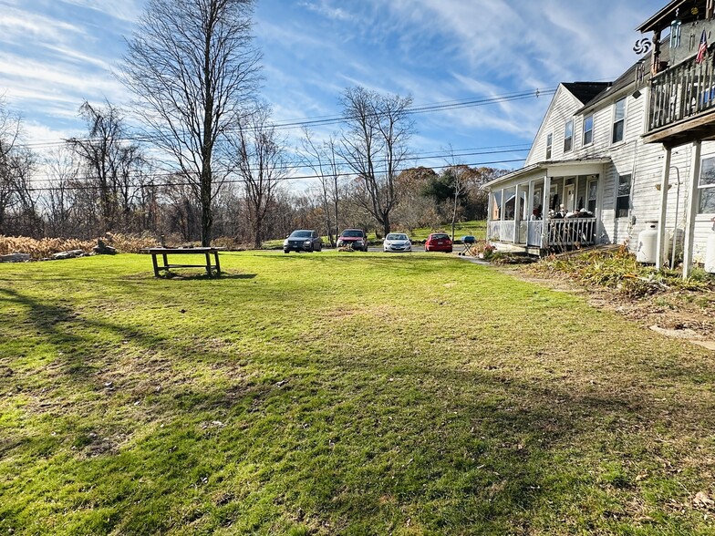 130 Maple Rd, Storrs Mansfield, CT 06268 UCONN 4 UNITS!