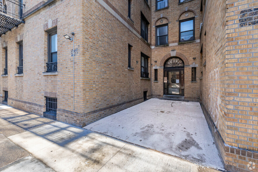 31-53 34th St, Astoria, NY for sale - Building Photo - Image 3 of 5