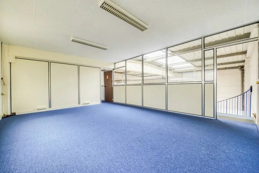 Flex in Ennery for lease - Interior Photo - Image 2 of 5