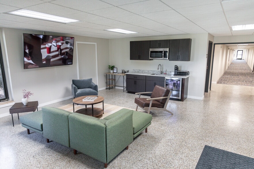 810 Memorial Dr, Chilton, WI for sale - Building Photo - Image 3 of 17