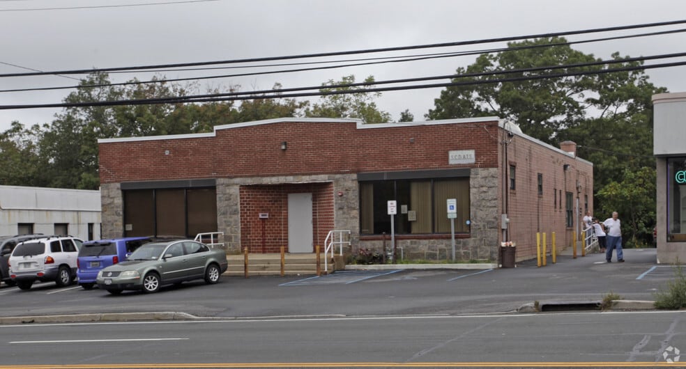 689 E Jericho Tpke, Huntington Station, NY for sale - Primary Photo - Image 1 of 1