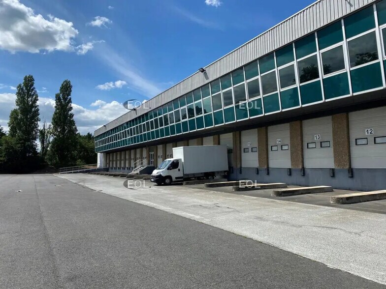Industrial in Saint-Witz for lease - Building Photo - Image 3 of 5