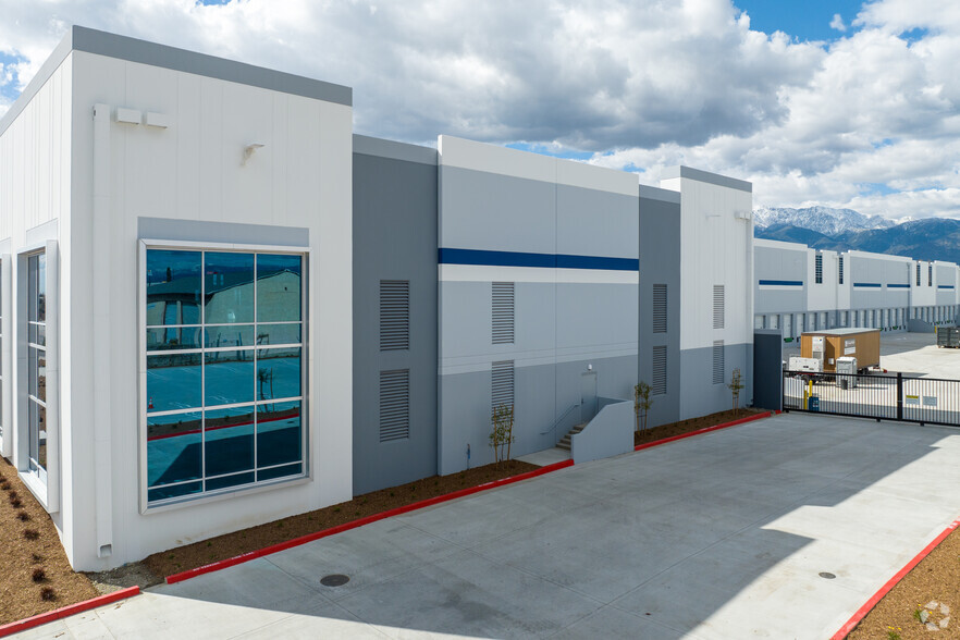 14090 Slover Ave, Fontana, CA for lease - Building Photo - Image 2 of 7