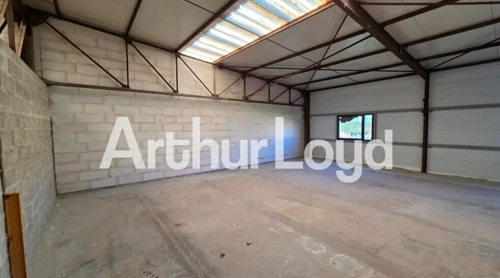 Flex in Caen for lease - Interior Photo - Image 1 of 4