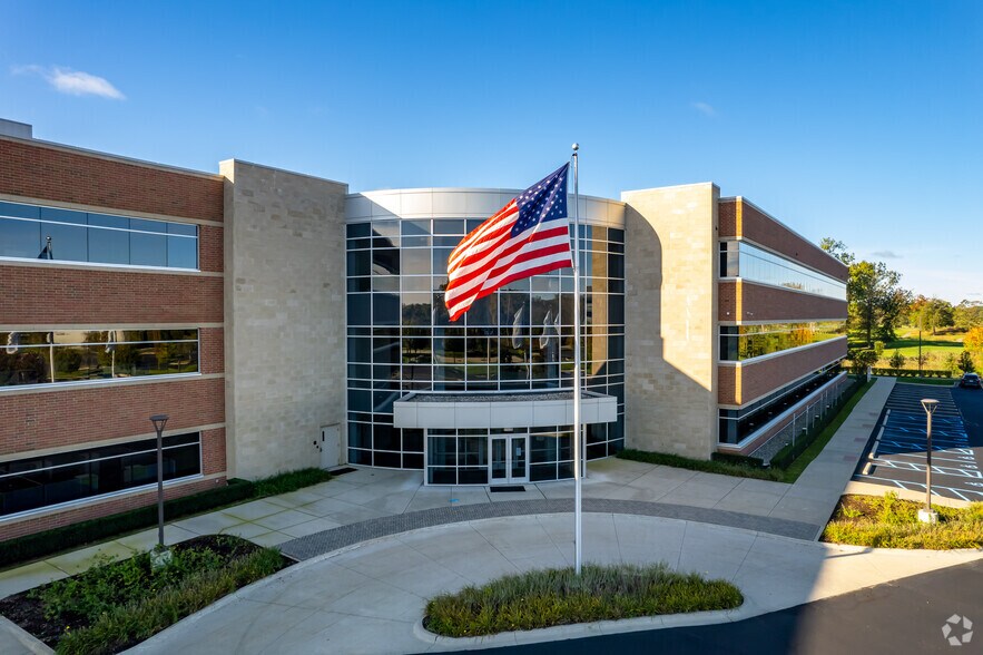 2020 Taylor Rd, Auburn Hills, MI for sale - Primary Photo - Image 1 of 1