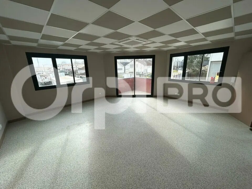 Office in Ormoy for lease Interior Photo- Image 1 of 6