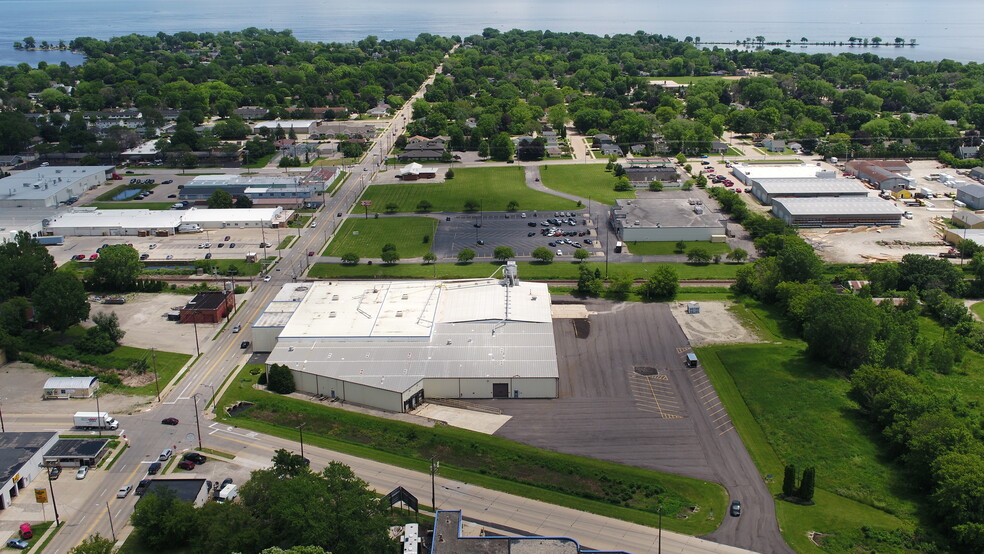 413 E Murdock Ave, Oshkosh, WI for lease - Building Photo - Image 3 of 14