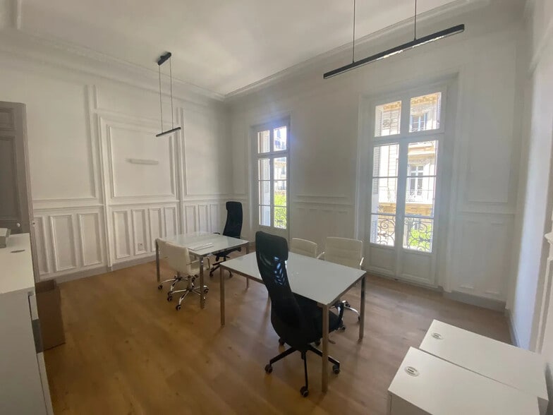 Office in Marseille for lease - Interior Photo - Image 2 of 7