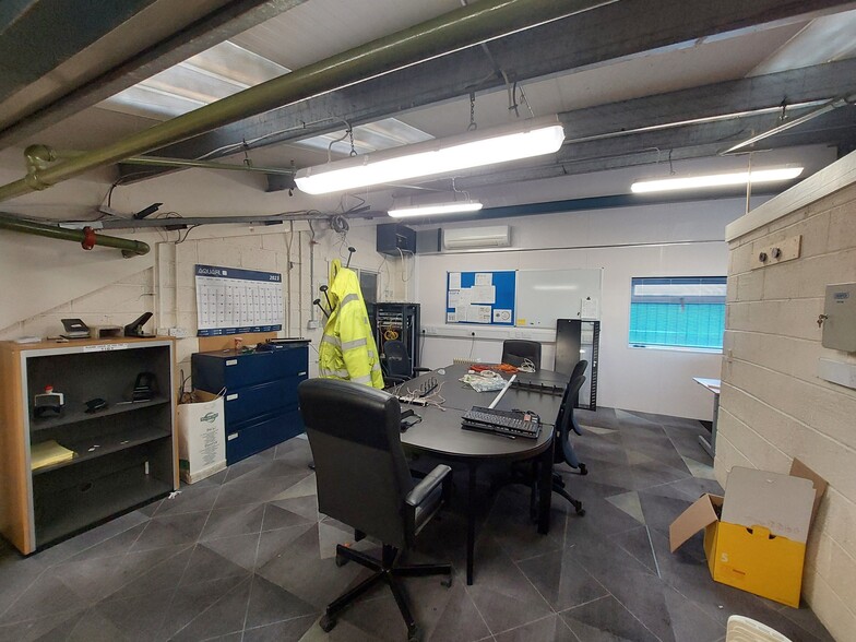 33 Ladeside Gdns, Kilbirnie for lease - Building Photo - Image 3 of 5