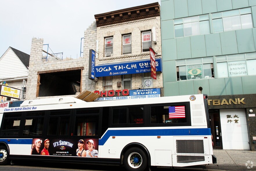 13679 Roosevelt Ave, Flushing, NY for sale - Primary Photo - Image 1 of 1