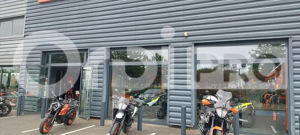 Retail in Saint-Maximin for lease - Building Photo - Image 2 of 5