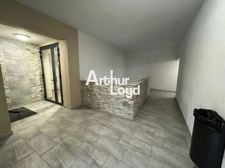 Office in Draguignan for lease - Building Photo - Image 3 of 4