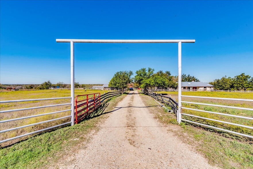 13814 Klaus Ln, Elgin, TX for sale - Primary Photo - Image 3 of 34