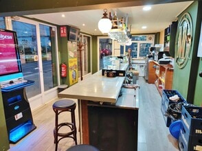 Retail in Alicante, Alicante for lease Interior Photo- Image 2 of 4