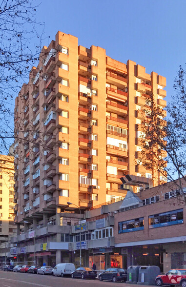 Multifamily in Madrid, MAD for sale - Primary Photo - Image 1 of 2