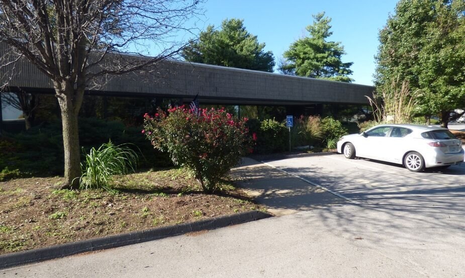 27 Hollenberg Ct, Bridgeton, MO for lease - Building Photo - Image 1 of 5