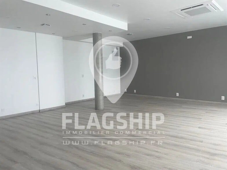 Retail in Sèvres for lease - Interior Photo - Image 2 of 8