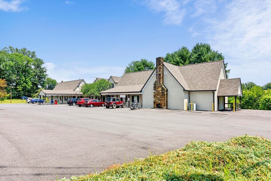 664 Zachary Taylor Hwy, Flint Hill, VA for sale - Building Photo - Image 1 of 1