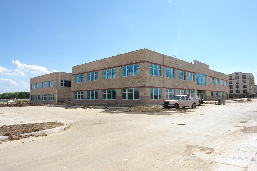 1940 Enchanted Way, Grapevine, TX for sale - Building Photo - Image 3 of 27