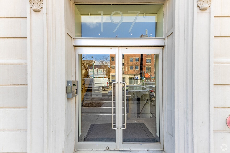 196 Spadina Av, Toronto, ON for lease - Building Photo - Image 3 of 4