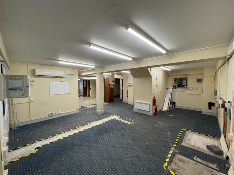 134 High Street St, Nailsea for lease - Interior Photo - Image 2 of 3
