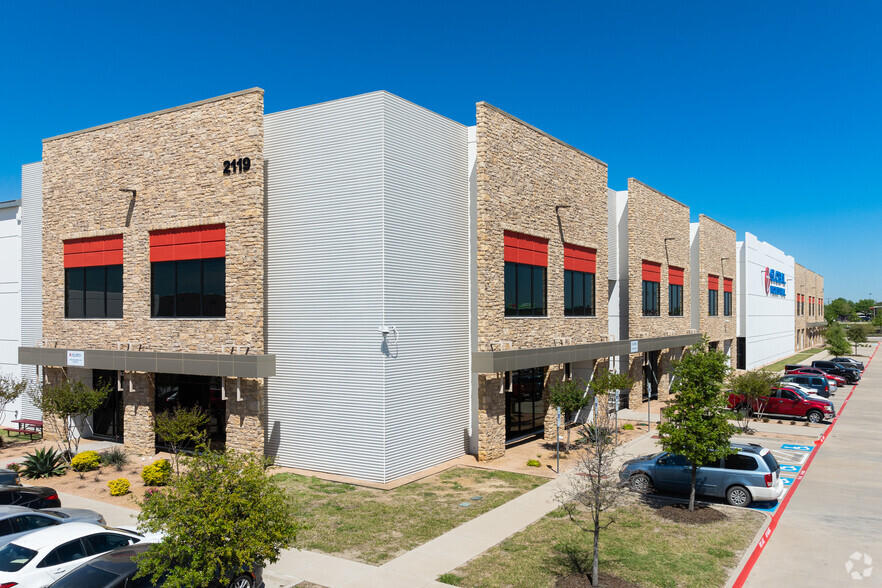 2119 N I-35 E, DeSoto, TX for lease - Primary Photo - Image 1 of 24