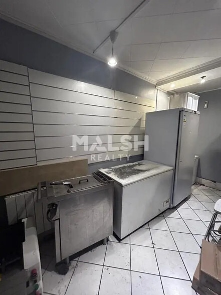 Retail in Lyon for lease - Interior Photo - Image 2 of 4