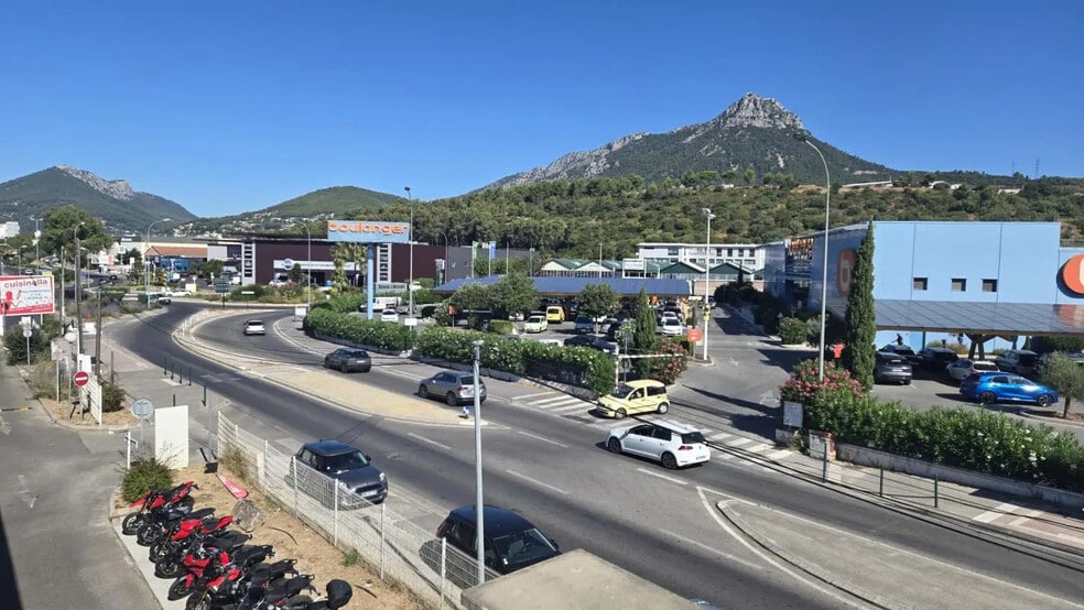 Retail in La Garde for lease - Building Photo - Image 1 of 5