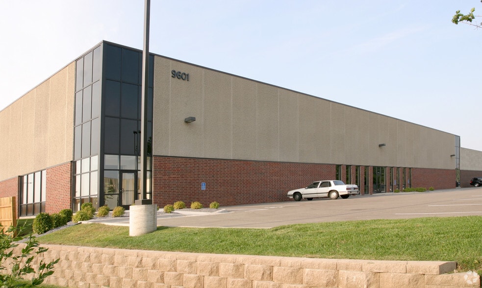 9601 Newton Ave S, Bloomington, MN for lease - Building Photo - Image 2 of 3
