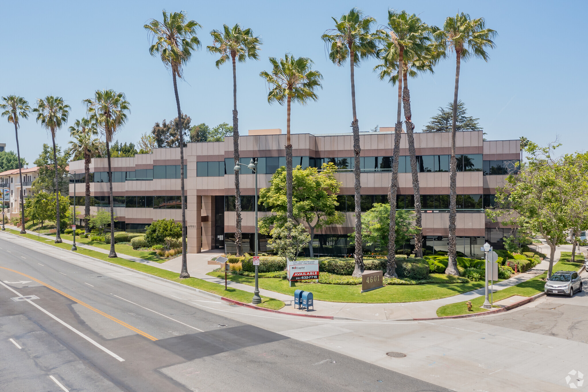 4601 Wilshire Blvd, Los Angeles, CA for lease Building Photo- Image 1 of 9