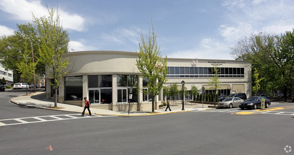 15 Barstow Rd, Great Neck, NY for sale - Building Photo - Image 1 of 1