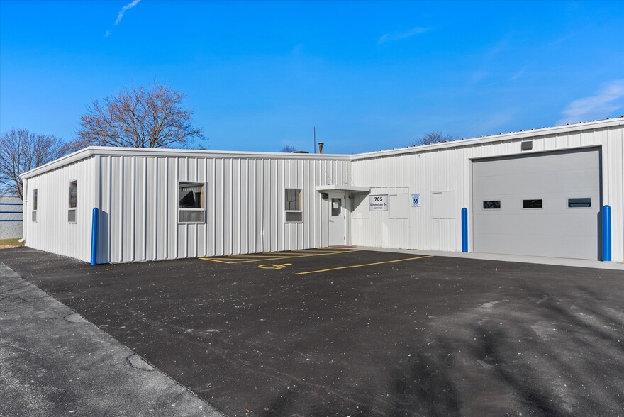 705 Schoenhaar Dr, West Bend, WI for lease - Building Photo - Image 1 of 16