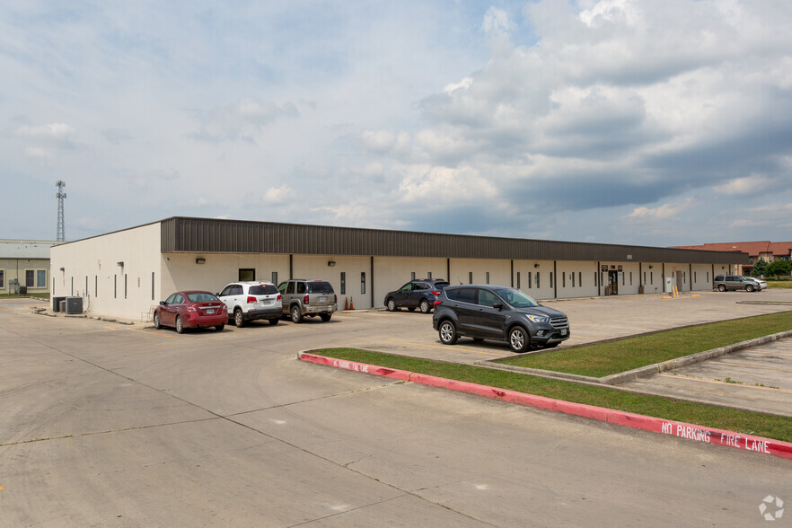 1901 Dutton Dr, San Marcos, TX for lease - Primary Photo - Image 1 of 2