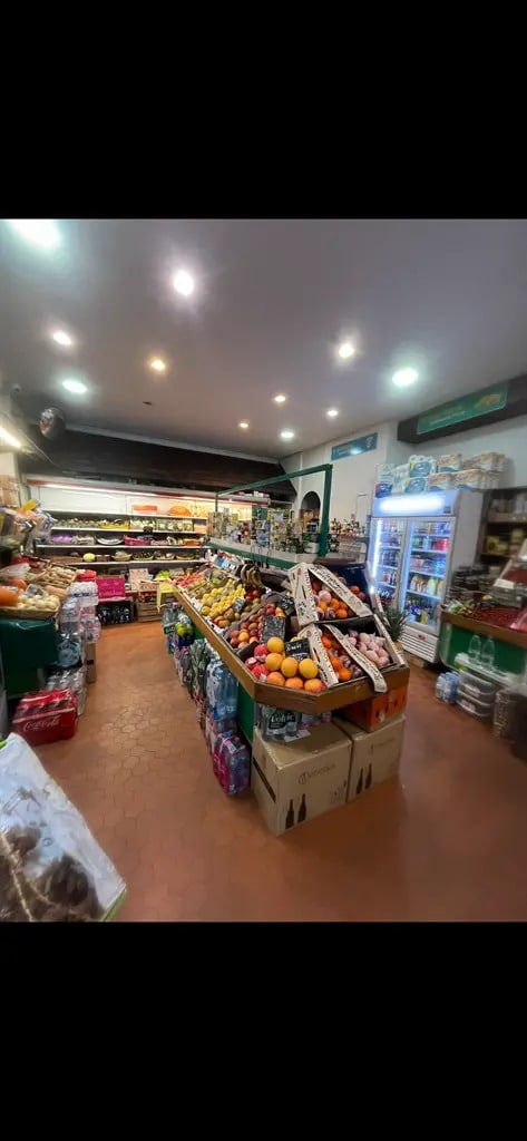 Retail in Paris for lease Interior Photo- Image 1 of 3