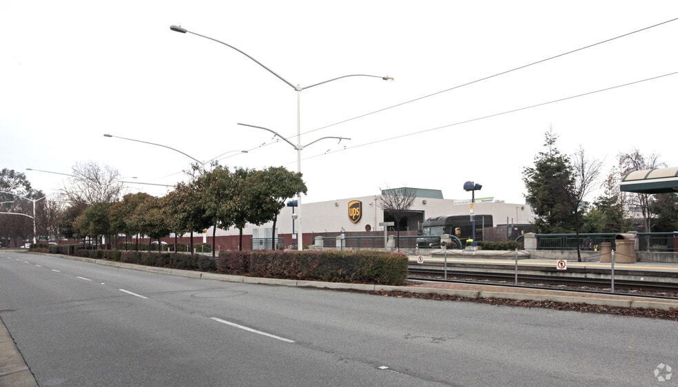 1245 Hammerwood Ave, Sunnyvale, CA for lease - Primary Photo - Image 1 of 5
